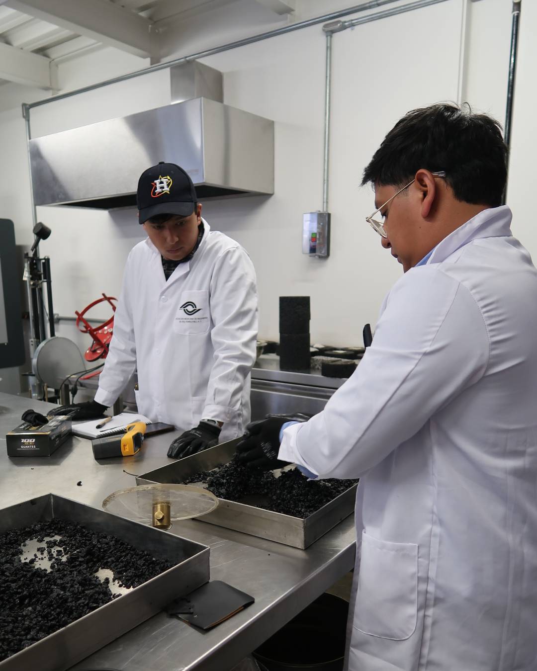 Laboratorio de mezclas asfáltica-CIA-practica con miembros AMIVTAC