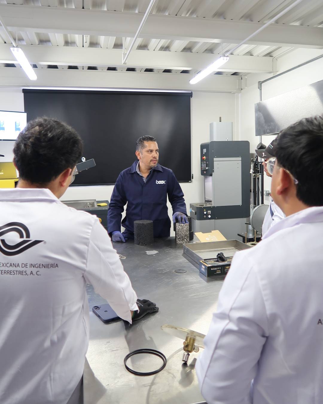 Laboratorio de mezclas asfáltica-CIA-practica con miembros AMIVTAC