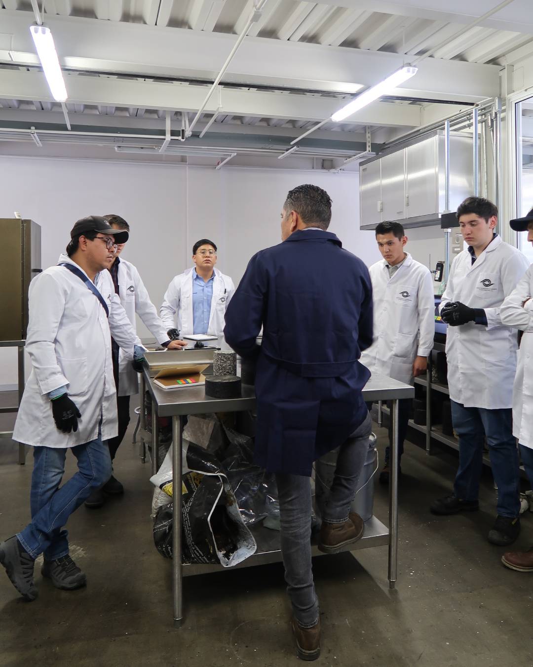 Laboratorio de mezclas asfáltica-CIA-practica con miembros AMIVTAC